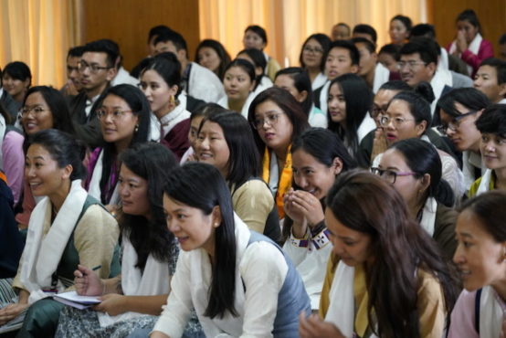 聆听达赖喇嘛尊者讲话的参加"5.50愿景-青年论坛"的与会青年代表 2018年8月20日 照片/Tenzin Phende/DIIR