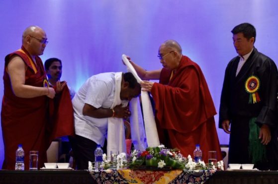 达赖喇嘛尊者向卡纳塔克邦首席部长赠送哈达   2018年8月10日  照片/Tenzin Phende/DIIR