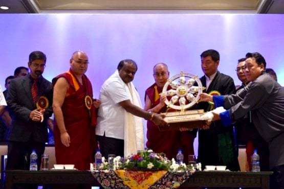达赖喇嘛尊者与司政洛桑森格，以及西藏人民议会议长向卡纳塔克邦首席部长颁发“感恩卡纳塔克”奖章  2018年8月10日  照片/Tenzin Phende/DIIR