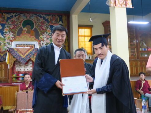 司政洛桑森格在向萨拉西藏高等学院毕业生颁发证书