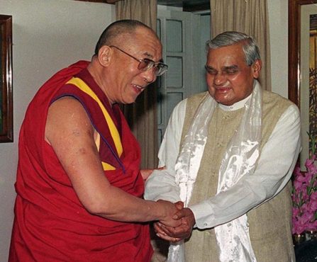 达赖喇嘛尊者于2001年7月3日在德里会见已故印度前总理阿塔尔·比哈里·瓦杰帕伊  照片/资料图片