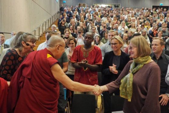 达赖喇嘛尊者抵达瑞典马尔默大学成立80周年庆典会场 2018年9月13日 照片/Jeremy Russell/OHHDL