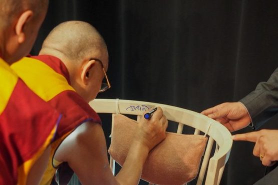 达赖喇嘛尊者在瑞典马尔默大学结束演讲后在椅子上签名留念 2018年9月13日 照片/Jeremy Russell/OHHDL