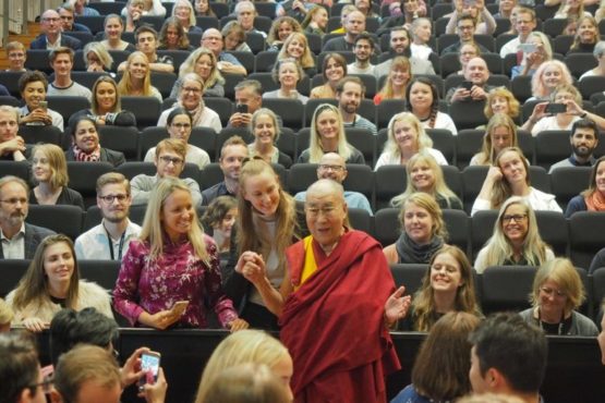 达赖喇嘛尊者与瑞典马尔默大学师生合影 2018年9月13日 照片/Jeremy Russell/OHHDL