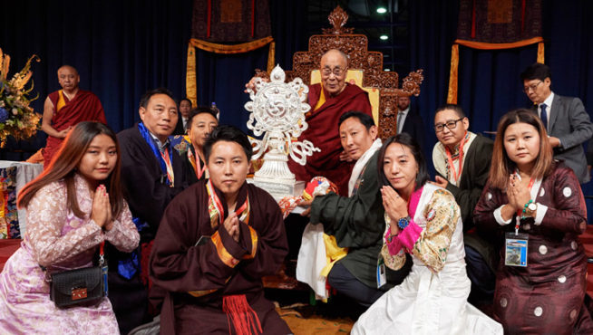 荷兰藏人社区代表向达赖喇嘛尊者敬献银质吉祥八宝 2018年9月16日 照片/ Olivier Adams