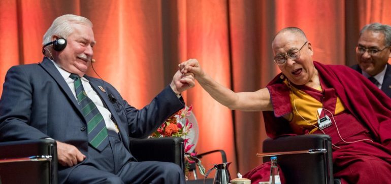达赖喇嘛尊者与诺贝尔和平奖获得主波兰前总统莱赫·瓦文萨在座谈会上 2018年9月19日 照片/Manuel Bauer