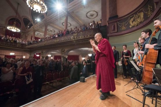 达赖喇嘛尊者在抵达德国海德堡会议中心出席“幸福和责任”为主题的座谈会时向与会民众合掌致意  2018年9月20日  照片/Manuel Bauer