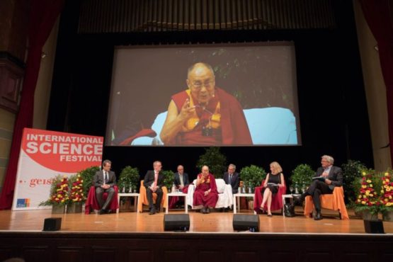 达赖喇嘛尊者在德国海德堡会议中心举办的“幸福和责任”座谈会上发表讲话  2018年9月20日  照片/Manuel Bauer