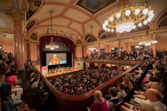 聆听达赖喇嘛尊者在德国海德堡会议中心举办的“幸福和责任”座谈会上讲话的各界民众  2018年9月20日  照片/Manuel Bauer