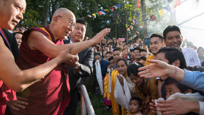 达赖喇嘛尊者在抵达瑞士里肯西藏宗教研究中心时向藏人民众挥手致意 2018年9月21日 照片/Manuel Bauer