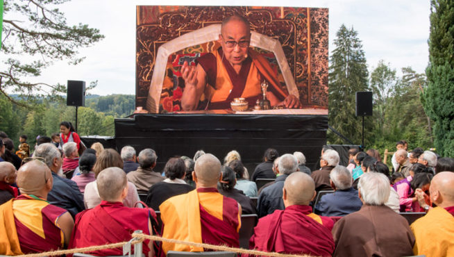 在瑞士里肯西藏宗教研究中心聆听达赖喇嘛尊者开示的僧俗民众 2018年9月21日 照片/Manuel Bauer