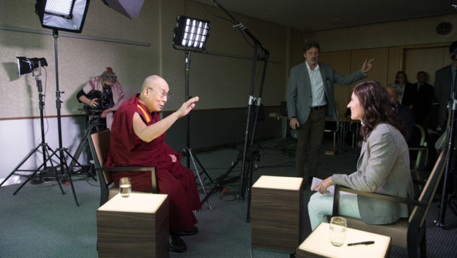 达赖喇嘛尊者在接受瑞士电视台的记者阿米拉·哈夫纳– 埃·加巴吉的采访 2018年9月22日 照片/Manuel Bauer
