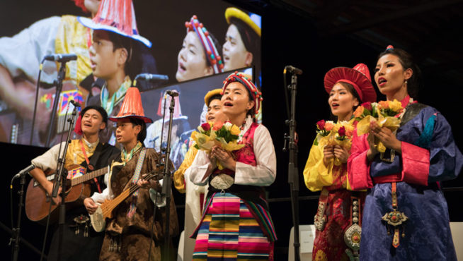 藏人青年在瑞士里肯西藏宗教研究中心成立50周年庆典上表演西藏传统歌舞 2018年9月22日 照片/Manuel Bauer