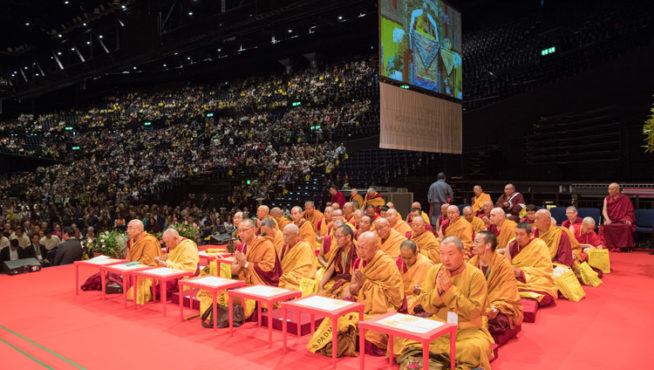 聆听达赖喇嘛尊者在瑞士苏黎世海伦体育馆教授佛法的僧众 2018年9月23日 照片/Manuel Bauer