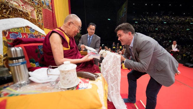 达赖喇嘛尊者在为“智慧之书出版社”总裁丹尼尔·艾特肯参与撰写的《我上师的一生：至尊林仁波切传纪》进行揭幕 2018年9月23日 照片/Manuel Bauer