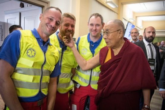 达赖喇嘛尊者在苏黎世应用科技大学举办的研讨会上与现场医护人员 2018年9月24日 照片/Manuel Bauer