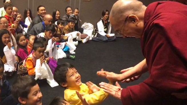 达赖喇嘛尊者在接见流亡欧洲第藏人时与一名儿童拍手互动 2018年9月13日 照片/ Jeremy Russell/OHHDL