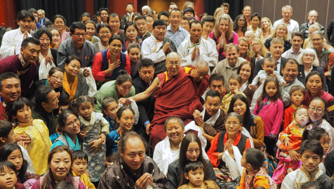 达赖喇嘛尊者与流亡欧洲的藏人和支持西藏团体成员合影留念 2018年9月13日 照片/ Jeremy Russell/OHHDL