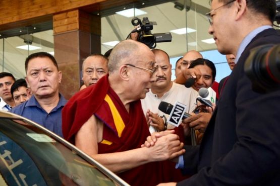 达赖喇嘛尊者在岗格拉机场接受印藏媒体的采访 2018年9月26日 照片/Tenzin Phende/DIIR