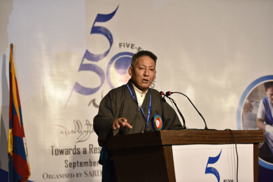 藏人行政中央财政部部长噶玛益西在“5.50论坛“开幕式上发言 2018年9月14日 照片/Tenzin Jigme/DIIR