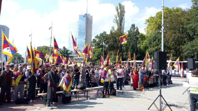 流亡瑞士等藏人在日内瓦万国宫前进行和平抗议  照片/Tashi Namgyal/ TCSL 
