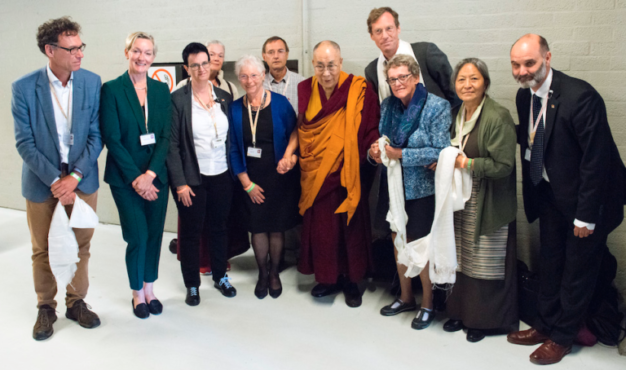达赖喇嘛尊者与活动主办人员合影 照片/Jurjen Donkers