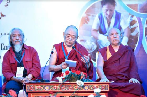 西藏知名历史学家扎西次仁先生（左），中央高等藏学研究学院副院长阿旺桑登（中），西藏图书与文献资料馆馆长格西拉多（右）在“5.50”论坛上照片/Tenzin Jigme/DIIR