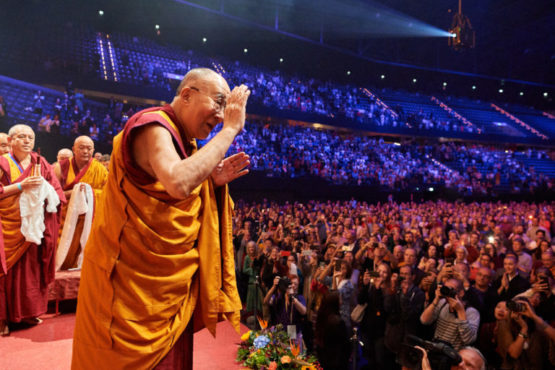 达赖喇嘛尊者在向现场民众挥手致意 照片/Olivier Adam