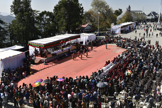 鸟瞰聚集在西姆拉里奇广场参加“感恩喜玛偕尔”活动的民众 201年10月15日 照片/Tenzin Phende/DIIR