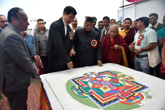 司政洛桑森格带领与会嘉宾参观西藏宗教文化展览    2018年10月15日  照片/Tenzin Phende/DIIR
