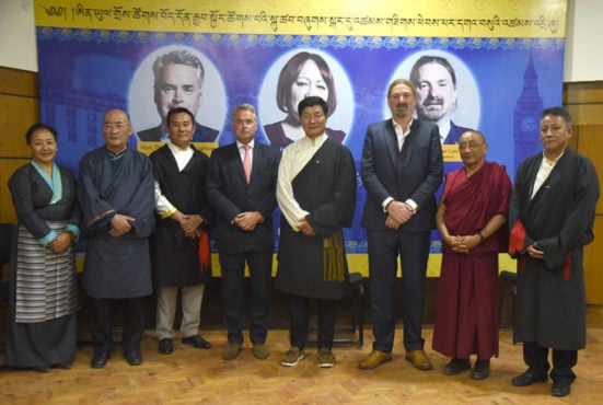 来访英国议会代表团成员与藏人行政中央各部门部长合影 2018年9 月28日 照片/Tenzin Phende/DIIR