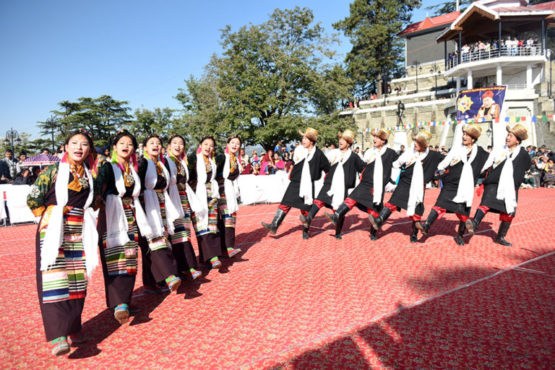 西藏戏剧与表演艺术学院在表演西藏传统舞蹈   2018年10月15日  照片/Tenzin Phende/DIIR