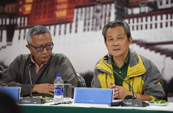 海外知名华人作家丁一夫在第六届对华人沟通交流工作会议与培训会上发言 2018年10月22日 照片/Tenzin Phende/DIIR