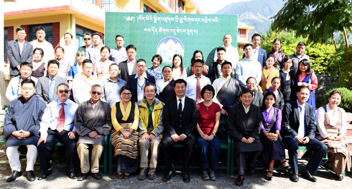 司政洛桑森格与参加第六次对华人沟通交流工作会议与培训会嘉宾和藏人青年合影 2018年10月22日 照片/Tenzin Phende/DIIR