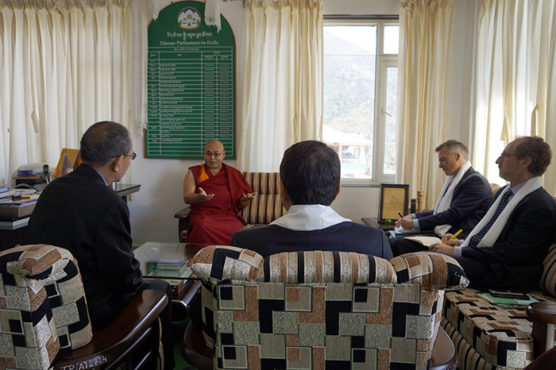 西藏人民议会议长堪布索朗丹培与美国代表团举行座谈会 2018年10月22日 照片/议会秘书处