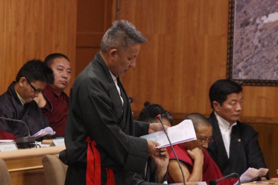 财政部部长噶玛益西在介绍噶夏对第（iv）条第67条的正式修正法案 2018年9月27日 照片/议会秘书处