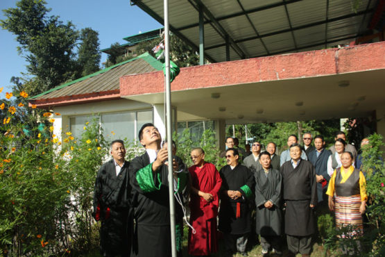 司政洛桑森格在圣雄甘地诞辰日升印度国旗进行纪念 2018年10月2日 照片/Tenzin Jigme/DIIR 