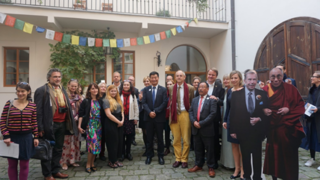 捷克议会支持小组小组成员与司政洛桑森格合影 2018年10月9日 照片/Sontas