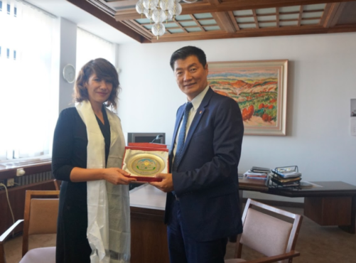 藏人行政中央司政洛桑森格在向斯洛伐克议会副议长卢西亚·杜里斯·尼科尔索诺娃女士赠送纪念品 2018年10月10日照片/Sontash