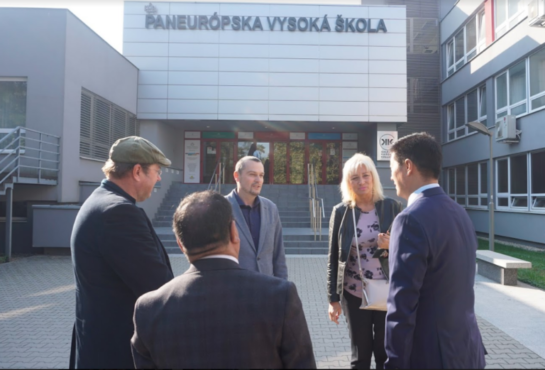 司政洛桑森格向斯洛伐克 布拉提斯拉瓦私立大學副校长伊冯娜瓦夫瓦博士等的欢迎 2018年10月11日 照片/ Sontash