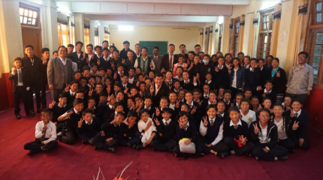 司政洛桑森格与中央西藏学校下属西姆拉分校全体师生合影   照片/Sontash