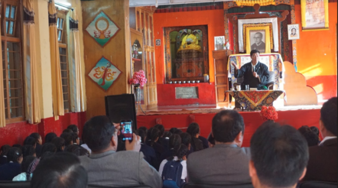 司政洛桑森格在向中央西藏学校下属西姆拉分校师生发表讲话   照片/Sontash
