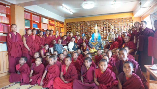 司政洛桑森格与西姆拉近郊的西藏觉囊传承达登平措林寺僧众合影   照片/Sontash