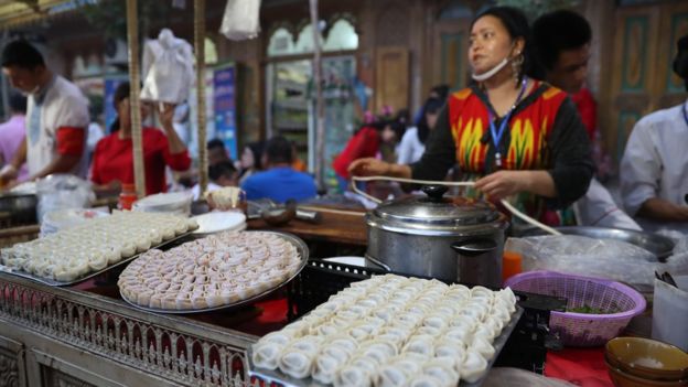 新疆自古以来，是丝绸之路的要道，饮食文化兼容并蓄又独树一帜 照片/新华