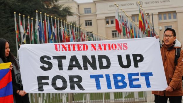 支持西藏的组织，在联合国人权理事会审议中国之前，在日内瓦联合国总部外举起横幅，上面写着：联合国，请为西藏挺身而出 照片/REUTERS