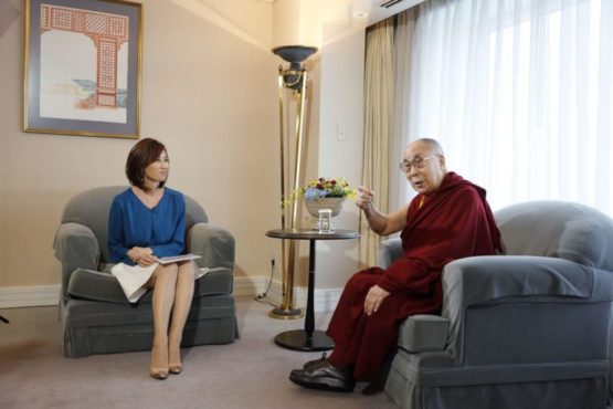 达赖喇嘛尊者在接受日本广播协会记者的采访  2018年11月13日  照片Tenzin Choejor/OHHDL