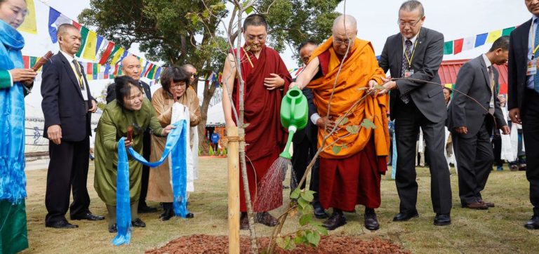 达赖喇嘛尊者在生慧园佛教中心种植菩提树    2018年11月18日 照片/Tenzin Choejor/OHHDL
