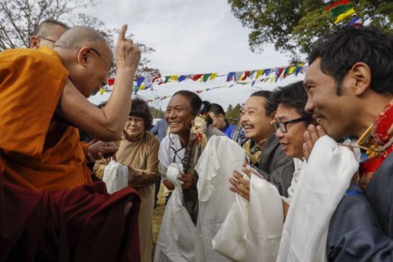 达赖喇嘛尊者在生慧园佛教中心与信众互动    2018年11月18日 照片/Tenzin Choejor/OHHDL