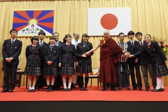 达赖喇嘛尊者与演讲活动上提问的丽泽大学学生合影 2018年11月19日 照片/Tenzin Choejor/OOT Japan