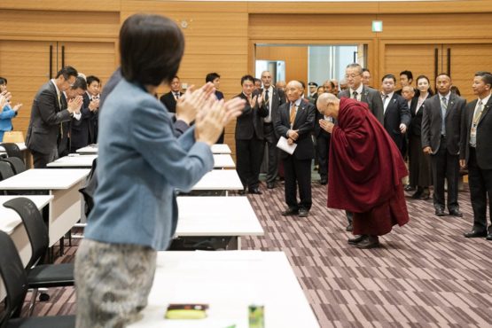 达赖喇嘛尊者在向日本国会支持西藏小组成员合掌致意 2018年11月20日 照片/Tenzin Jigme/OOT Japan